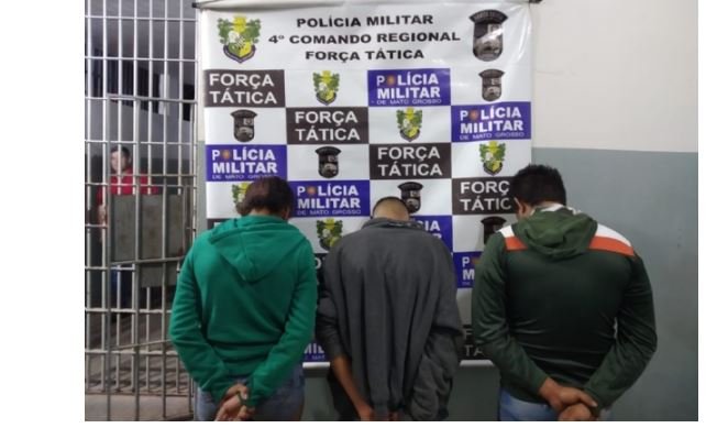 Homem tenta vender moto roubada e acaba agredido a pauladas a mando de facção; três presos