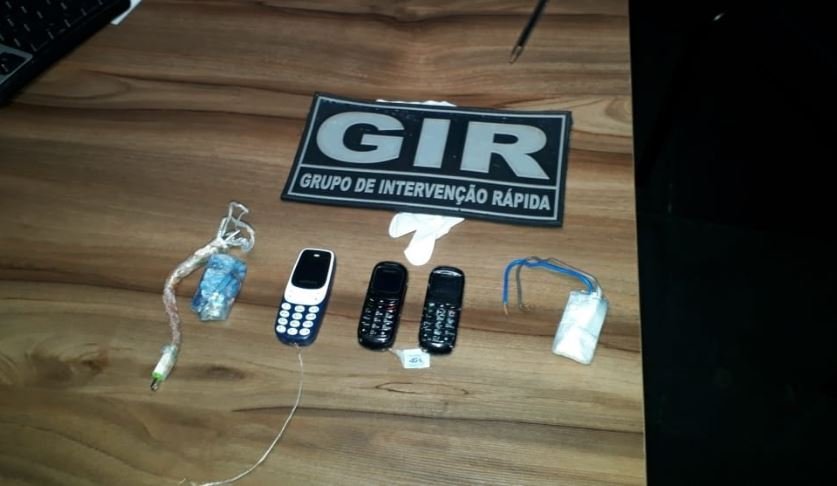 Três presos são flagrados por detector de metal e vomitam celulares e carregadores em Sinop