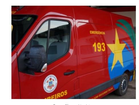 Rapaz de 19 anos tem fratura exposta na perna após bater em caminhão estacionado