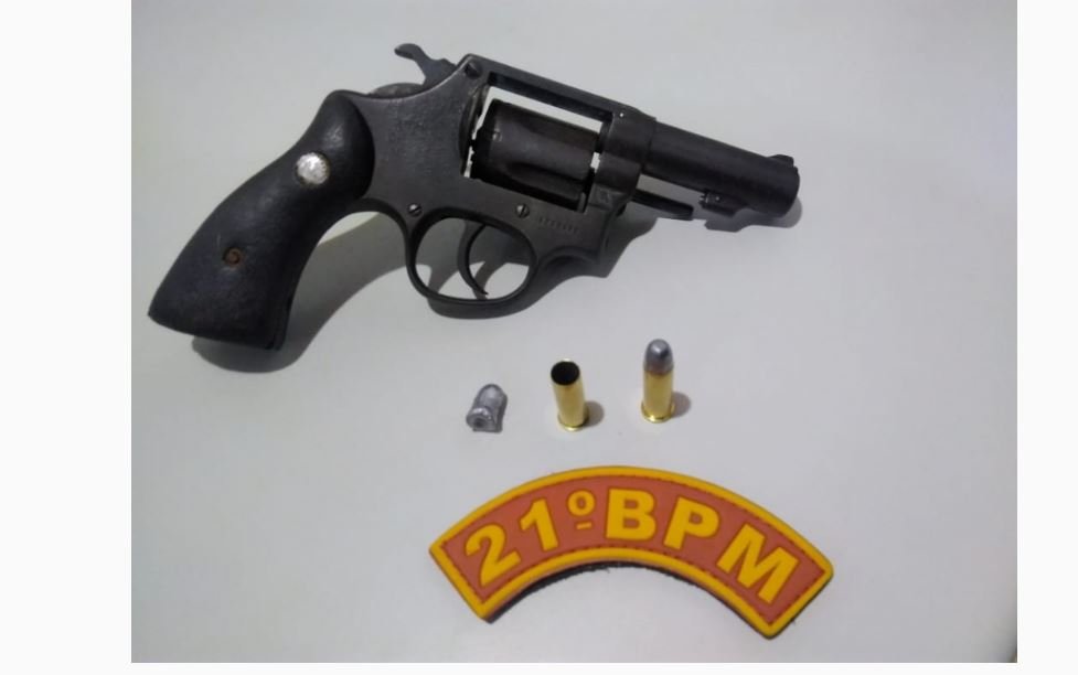 Homem se fere acidentalmente com a própria arma e é levado para a delegacia.