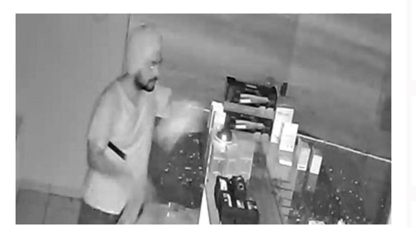 Confira o vídeo do exato momento que um bandido invade loja no Centro de Guarantã do Norte.