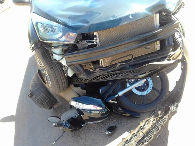 Moto de mulher vai parar debaixo de carro após acidente no centro de Colíder. (Fotos)
