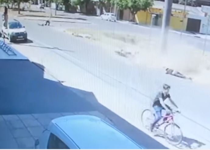 Ciclista atravessa frente de moto e provoca acidente; vejo o vídeo