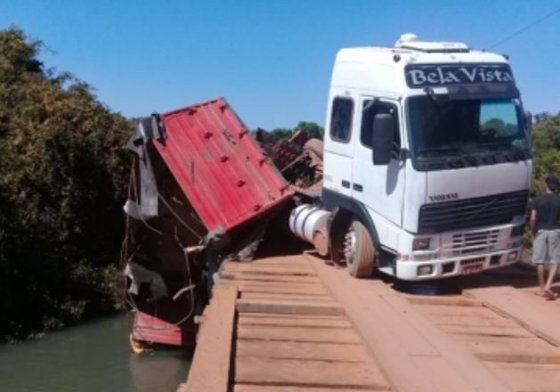 Ponte cede e vagões de bitrem ficam ‘pendurados’ em Nova Mutum