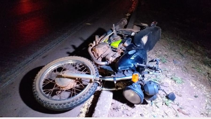 Motociclista fica ferido após bater em traseira de carro na BR-163