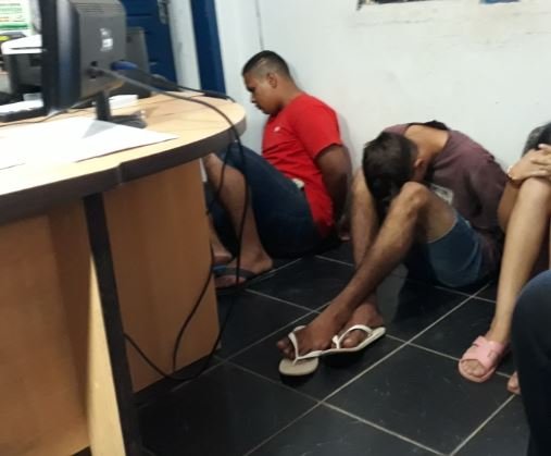 PM de Colíder detém quatro suspeitos e recupera celular roubado sábado em frente a Delegacia. (Vídeo)
