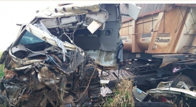 Dois veículos de carga e carro de passeio se chocam e deixam um morto na BR-163 em Sorriso