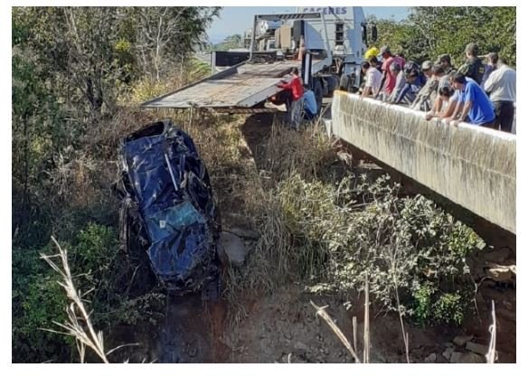 Ex-vereador e outras duas pessoas morrem após Duster bater em barranco e cair em rio; fotos