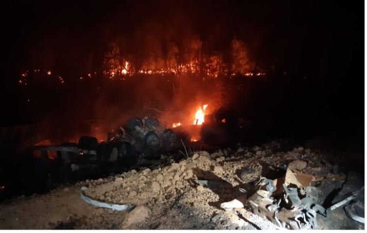 Acidente na Curva da Morte na BR-163 entre carretas deixa um carbonizado e um ferido. (Vídeo)