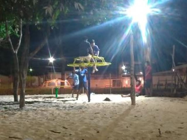 Marmanjos já estrearam os brinquedos do parquinho do Lago dos Pioneiros. (Vídeo)
