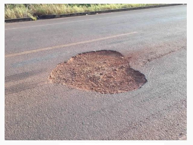 Buraco em forma de coração na MT 220 causa vários acidentes com caminhões.