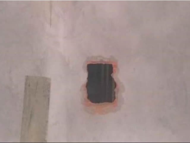 Bandidos fazem buraco em parede e furtam casa de professora