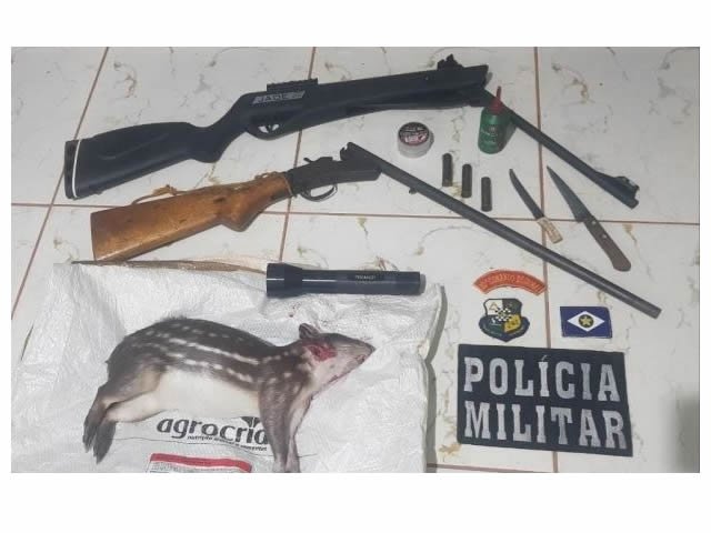 Homens são presos com animal silvestre abatido e espingardas ilegais