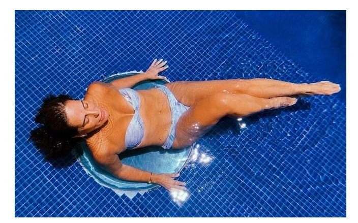 Aos 56 anos, Glória Pires esbanja boa forma de biquíni