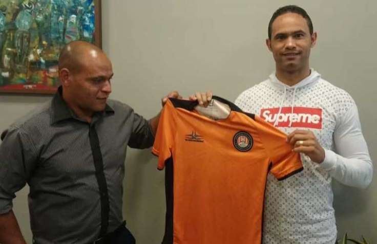 Poços de Caldas, da terceira divisão mineira, apresenta goleiro Bruno como reforço