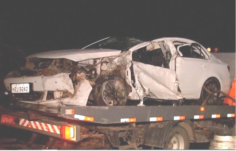 Homem morre após carro bater em carreta