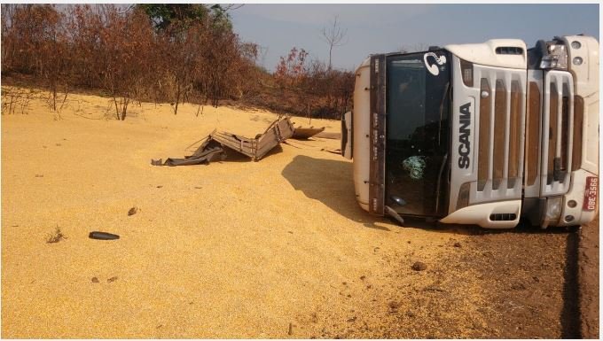 Carretas colidem frontalmente na BR-163 e motorista fica ferido