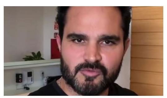 Luciano cai no palco durante show com Zezé Di Camargo