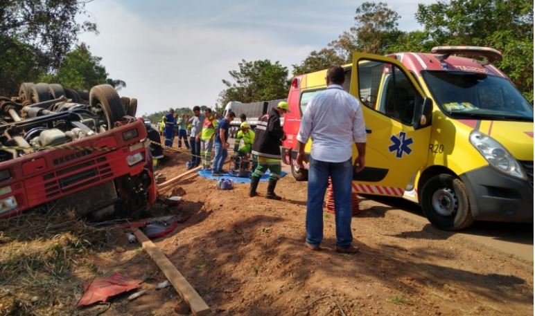 Motorista morre em capotamento de carreta na BR-163
