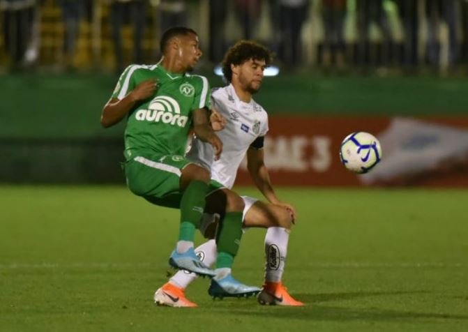 Victor Ferraz desabafa após vitória do Santos: 'Vamos lutar sempre'