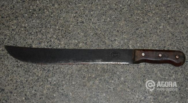 Adolescente é ferida por golpes de facão ao recusar manter relação com suspeito