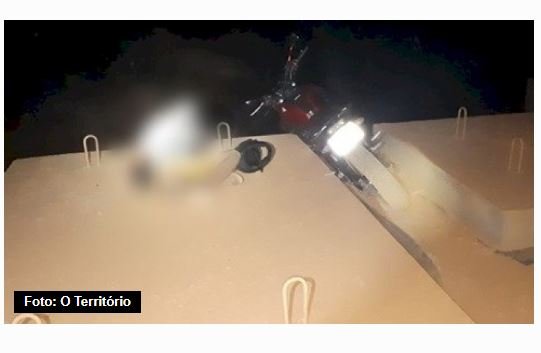Motociclista foge da polícia e acaba preso ao errar ponte do Rio Braço Norte durante perseguição