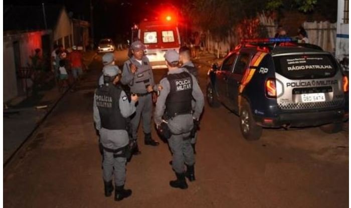 Homem não aceita separação, mata namorada e sogro e baleia sogra em Chapada