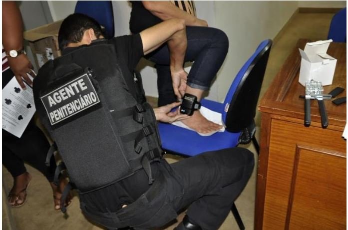 Lei que obriga reeducando a pagar por uso de tornozeleira é sancionada pelo Governo