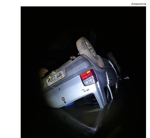 Fiat bate em mureta de ponte e cai dentro de rio de MT com família inteira; vídeos e fotos