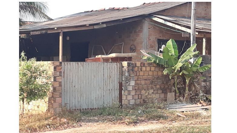 Bombeiros de Colíder apagam chamas em residência no Bairro Jardim Alegre, família fazem apelo para reconstruir. (Vídeo)