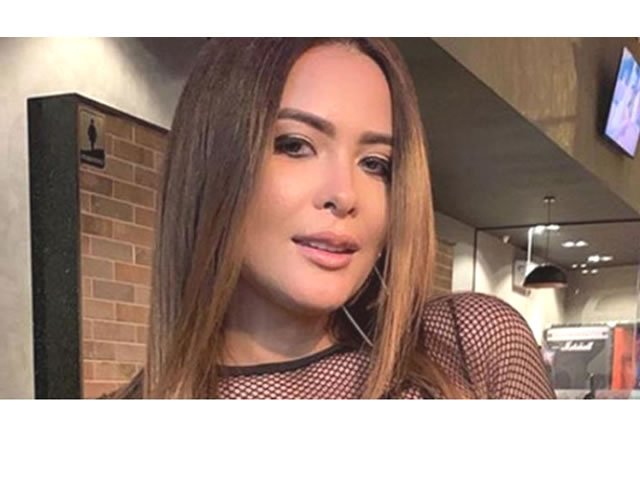 Geisy Arruda faz topless na praia e exibe marquinha do biquíni na pele
