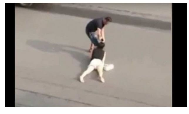 Homem arrasta ex pelo cabelo e a agride no meio da rua