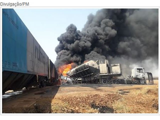 Caminhão-tanque explode após ser atingido por trem em MT