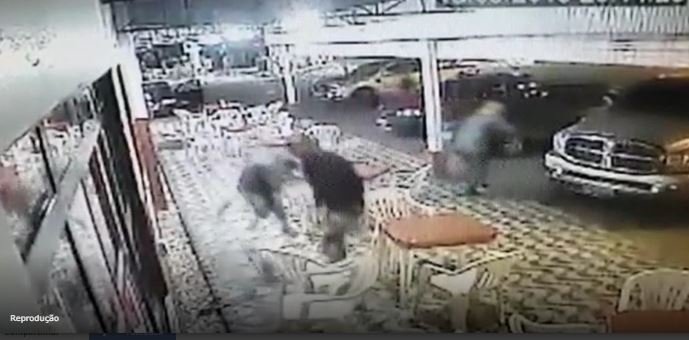 Policial chega em churrascaria durante roubo, atira e assaltantes saem correndo em MT