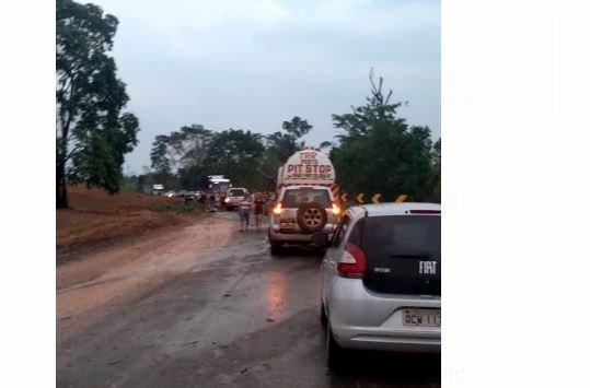 Arvores caem na pista da MT-320 causando transtorno para os motoristas. (Fotos)