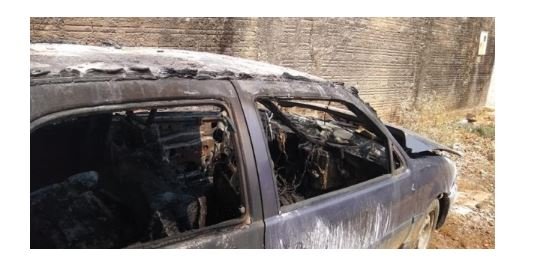 Veículo pega fogo e fica destruído