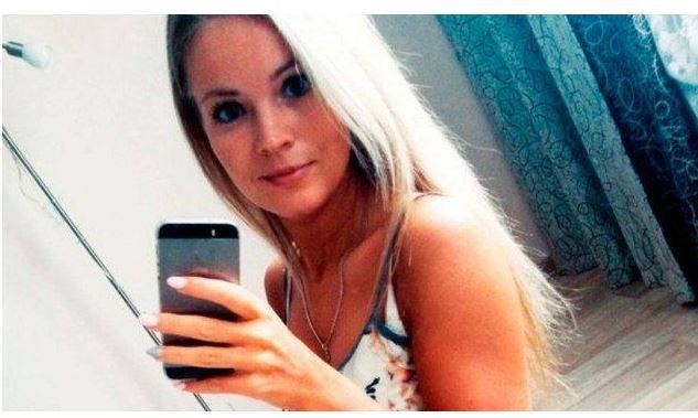 Mulher morre eletrocutada após celular cair na banheira