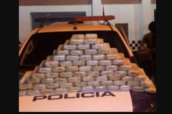 PM apreende 65 tabletes de pasta base de cocaína em fundo falso de veículo