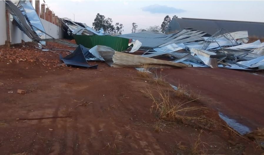 Vento arranca cobertura de posto de combustíveis em Matupá. (Fotos)
