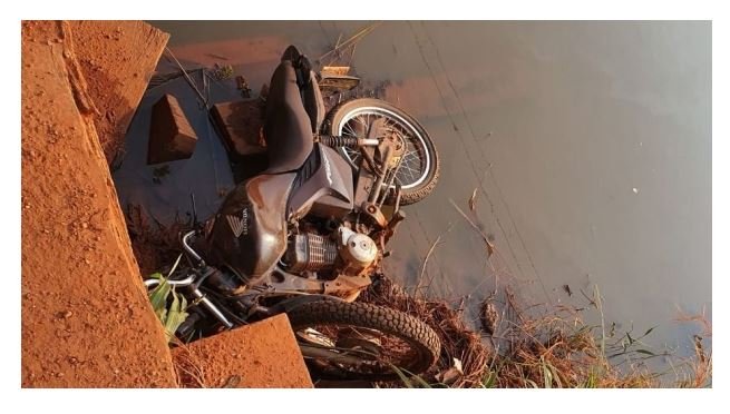 Corpo de jovem é encontrado ao lado de motocicleta dentro de córrego