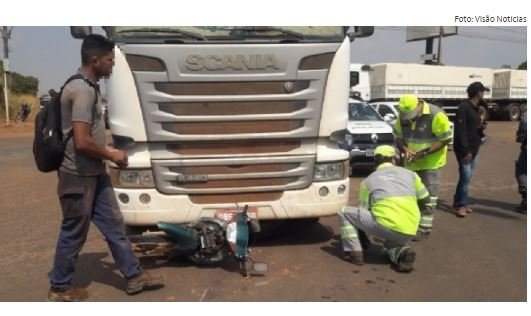 Duas crianças e uma mulher ficam feridas após motocicleta ficar presa embaixo de carreta