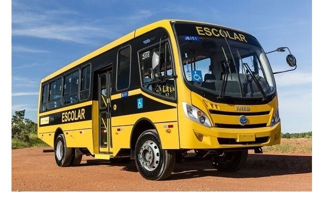 Aluna fica ferida ao cair de ônibus escolar