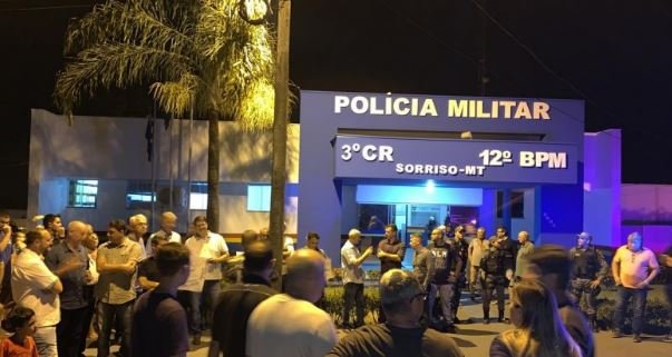 População faz manifesto em apoio a ação da PM que culminou na morte de quatro bandidos