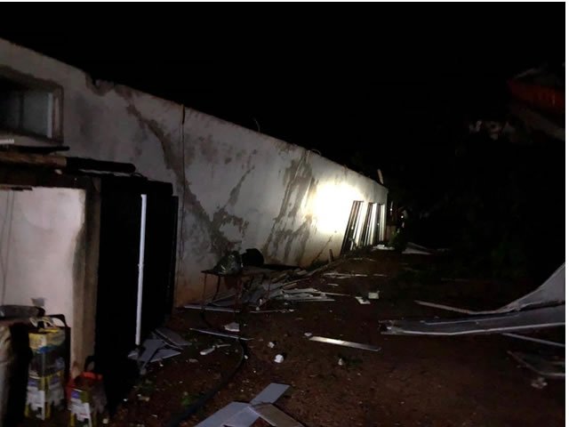 Fortes ventos derrubaram cobertura do restaurante Castanhal de Itaúba. (Fotos)