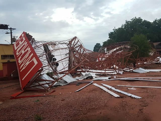 Veja em imagens como ficou destruído a cobertura do restaurante em Itaúba. (Fotos)