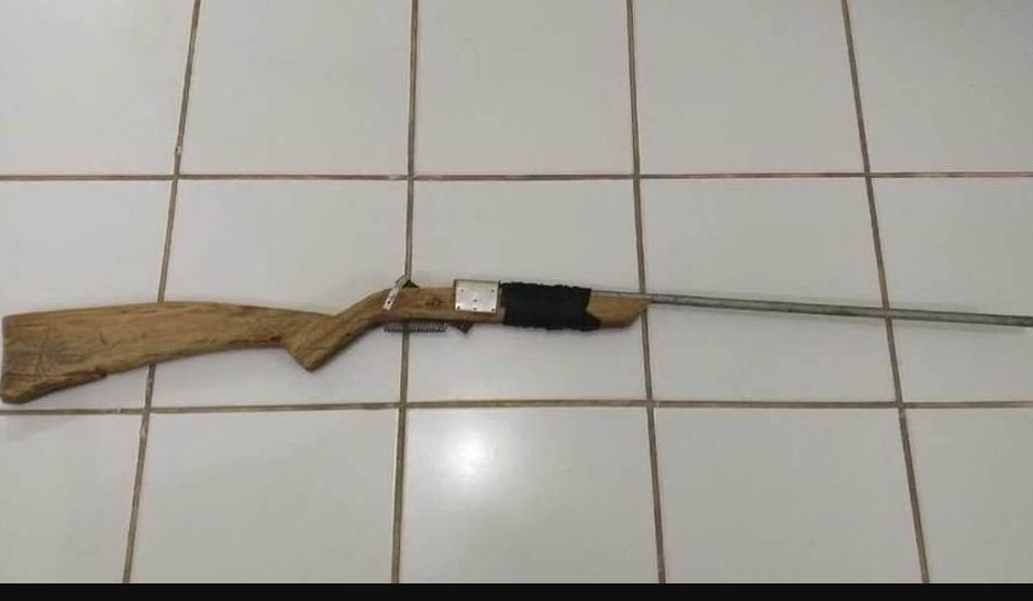Menino brinca com arma e atira em irmão de 4 anos: “Mãos para o alto”