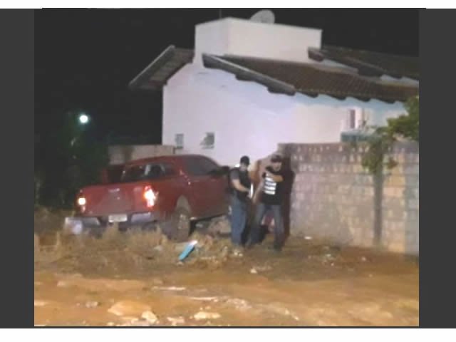 Bandidos trocam tiros com a polícia: um morre e outro fica ferido