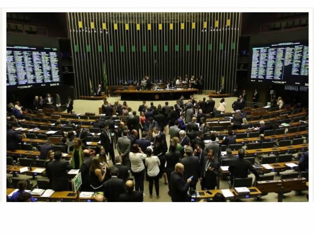 Congresso aprova lei que prevê salário mínimo de R$ 1.040