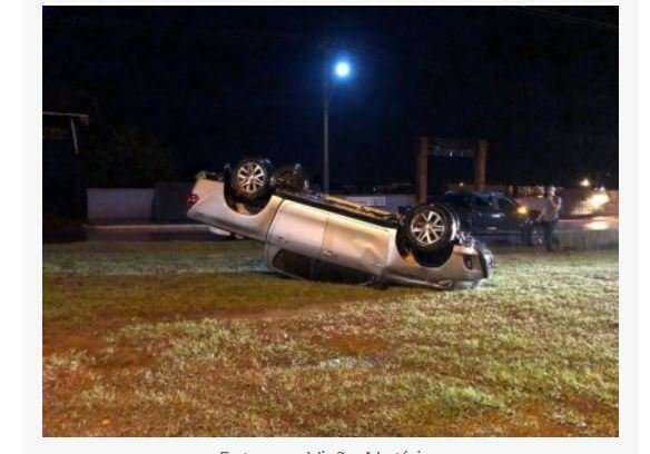 Motorista perde o controle de camionete e capota na BR-163