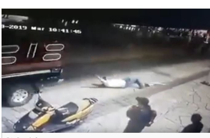 Vídeo: prefeito é amarrado em carro e arrastado pelas ruas da cidade por não cumprir promessas